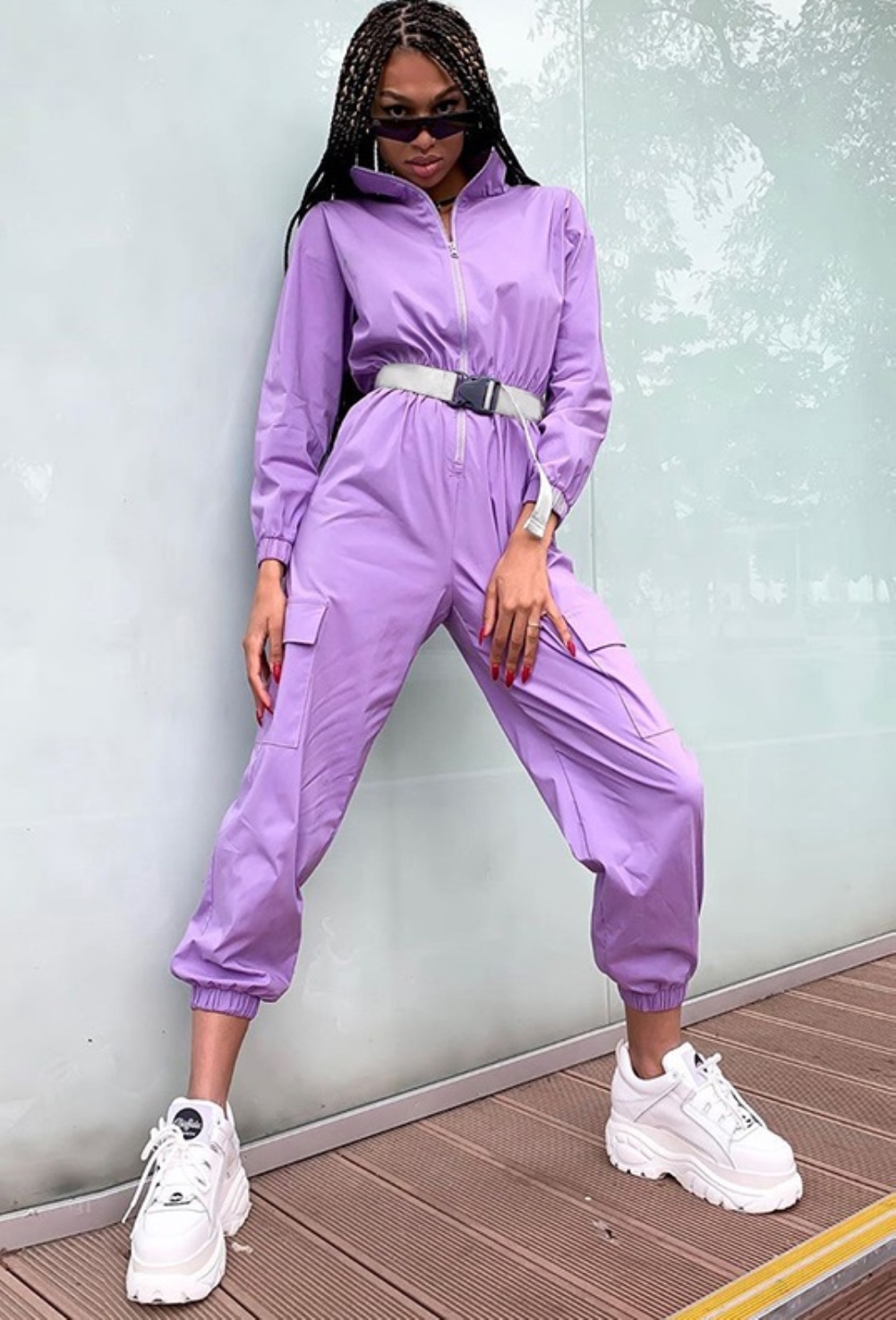 jumpsuit met sneakers