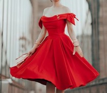 Красное плиссированное вечернее платье с открытыми плечами