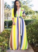 Grote maten kleurrijke gestreepte Afrikaanse maxi-jurk met halve mouwen