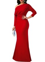 Летнее красное вечернее платье русалки с длинными рукавами и разрезом на плече