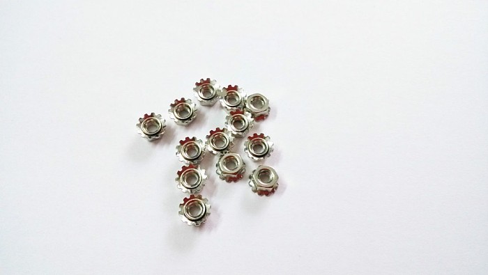 F07220 100pcs M3 Stainless Steel Skid Nut with Tooth Outside Gear Nut