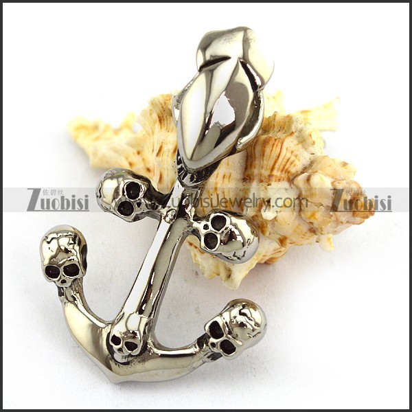 5 Skull Heads Anchor Pendant p003765