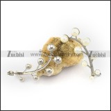 Leaf Shaped Earring with Creamy White Pearls e001145