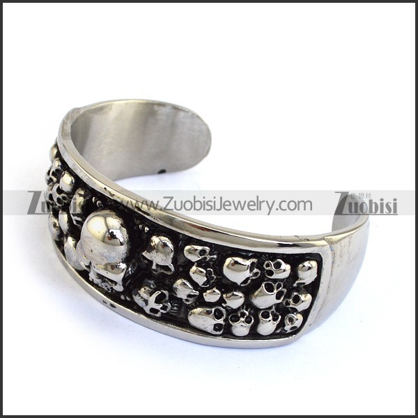 Horrible Stainless Steel Multi Skull Head Bangle for Punk fans - b000096