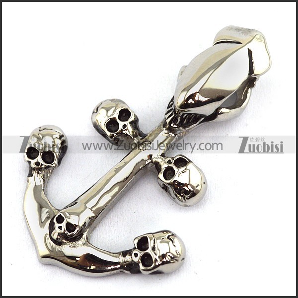 5 Skull Heads Anchor Pendant p003765