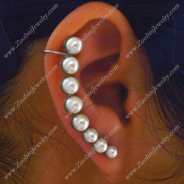 White Plastic Pearl Earring with 3 different sizes pearls e001097