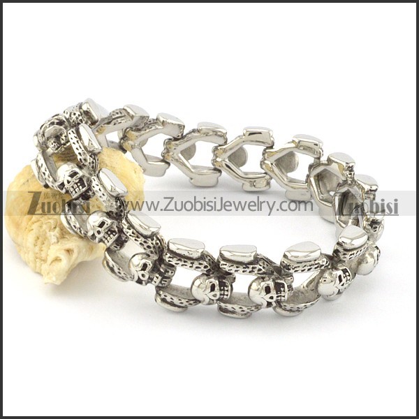 casting biker bracelet linked by skull heads b002042