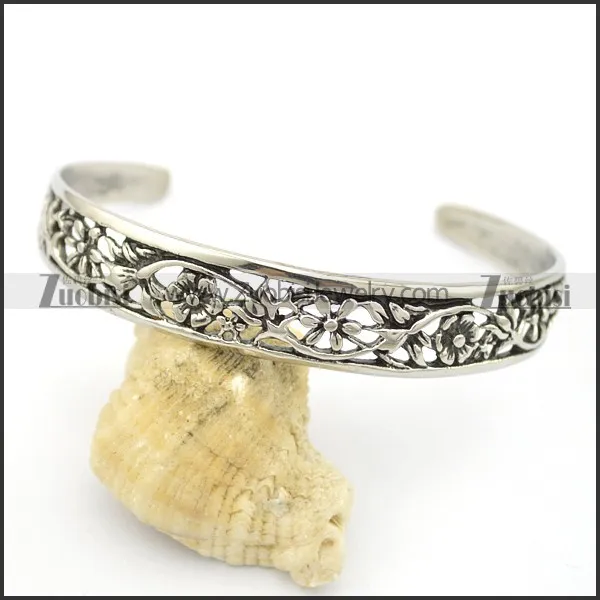engraved flower bangle b002535
