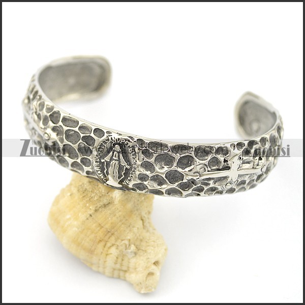 wide rough bangle with middle of Juggernaut b002502