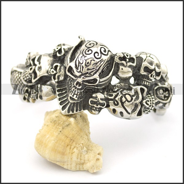 multi skull heads on the huge bangle b002508