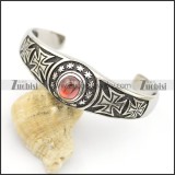 iron cross bangle with berry color stone b002490