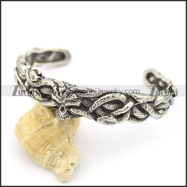 skull bangle with long hairs b002505