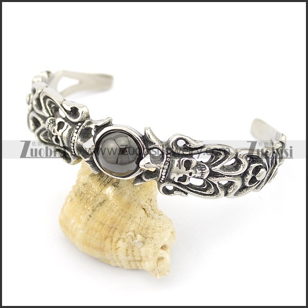 skull bangle with 1 black round stone b002495