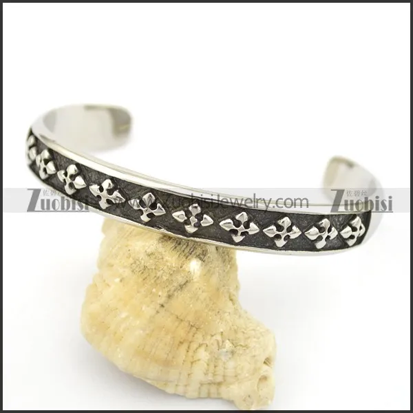 cross bangle crafted of rilievo b002533