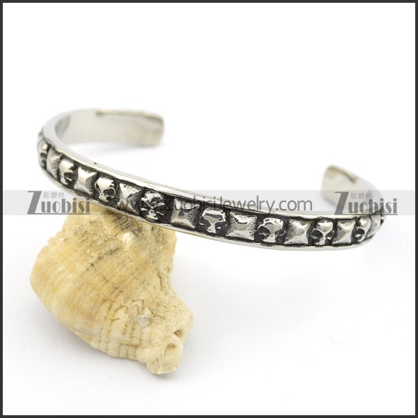 multi-skull heads bangle in 316L stainless steel b002551