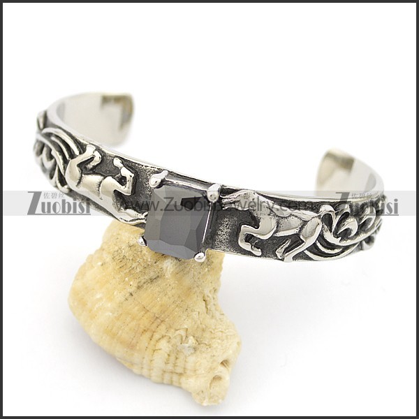 2 horses bangle with 1 dark square facted stone b002497