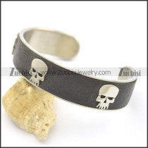 3 Skull Heads Leather Bangle b002997