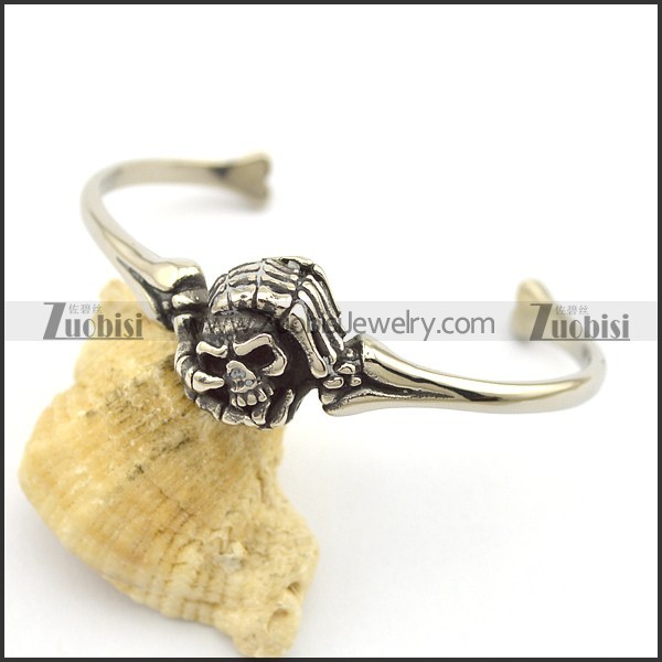 Two Hands grasping Skull Heads Bangle b003141