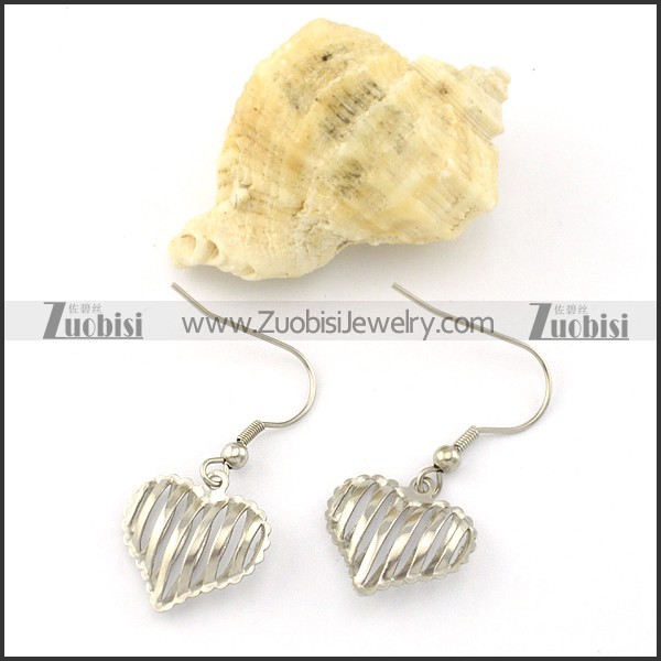 Silver Tone Hallow Heart Earring in Stainless Steel Metal -e000530