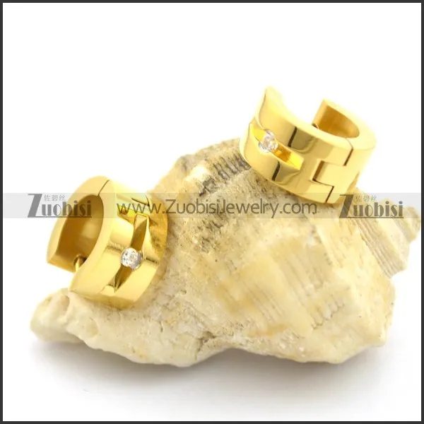 7mm wide gold plated earrings e000917