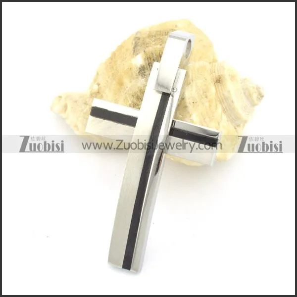 shiny cross pendnat with black in the middle p001494