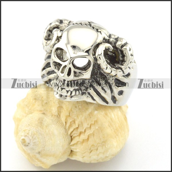 casting skull ring with 2 horns r001312