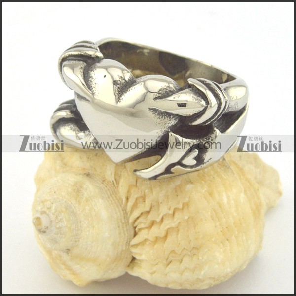 heart ring was clutched with claw r001392