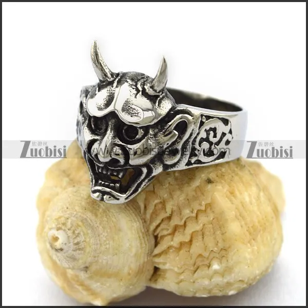 Small Bloodsucker Skull Ring r003044