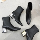 For women's shoes of autumn and winter 2018, the pure color of shoes is simple, showing thin, pointed, thick and high-height, short style shoes