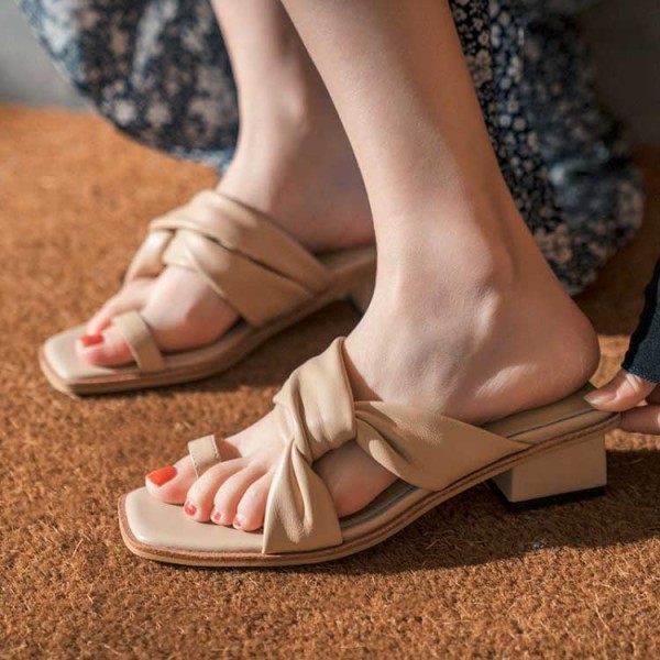 Arden Furtado summer 2019 fashion trend women's shoes pinched fingers chunky heels pure color mature slippers leather office lady concise