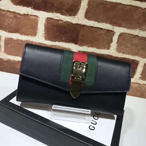17新作 グッチコピー 財布 Gucci 二つ折り長財布 かぶせ式長財布 ゴールド金具 17新作 グッチコピー 財布 Gucci 二つ折り長財布 かぶせ式長財布 ゴールド金具